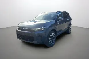 Vue 3/4 avant d'un Dacia Bigster bleu indigo avec jantes alu 19 pouces et toit ouvrant panoramique visible.