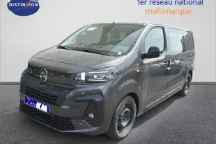 Vue 3/4 avant droite d’un Citroën Jumpy cabine approfondie gris titane métal avec calandre noire et jantes acier.