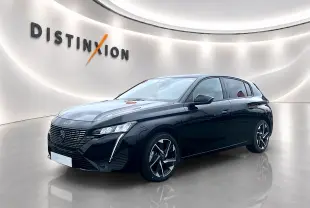 Peugeot 308 noire vue en 3/4 avant droit, avec phares LED et jantes alliage distinctives dans un showroom lumineux.