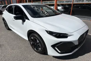 Renault Clio 6 TCE 115 EDC Techno blanc glacier vue 3/4 avant avec jantes noires et rétroviseurs noirs.
