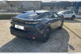 Vue 3/4 arrière droite d'une Peugeot 408 grise hybride rechargeable, avec feux arrière LED et jantes noires distinctives.