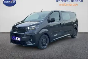 Vue 3/4 avant d’un Citroën Jumpy cabine approfondie gris titane métal avec jantes noires et vitres teintées.