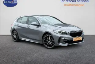 BMW Série 1 118dA M Sport gris métallisé vue 3/4 avant avec jantes alliage et calandre noire distinctive.
