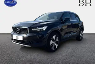 Volvo XC40 T5 Recharge noir en 3/4 avant droit, avec calandre chromée et jantes alu distinctives.