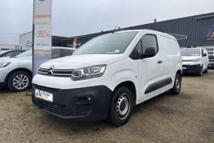 Citroën Berlingo Fourgon blanc banquise vu en 3/4 avant droit avec pare-chocs noir et jantes tôles grises.