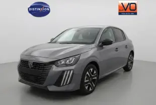 Peugeot 208 Hybrid gris vue 3/4 avant droit, avec calandre noire et jantes alliage 16 pouces distinctives.