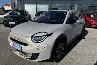 Vue 3/4 avant droite d'une FIAT 600 T-Gen 3 beige 2025 avec phares ronds et jantes noires distinctives.