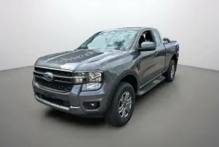 Ford Ranger TDCI 170 BVA XLT gris carbone en 3/4 avant droit avec rideau coulissant sur la benne.