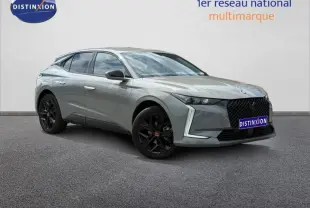 DS4 gris Platinium vue 3/4 avant droit, avec calandre noire et jantes alliage noires distinctives.
