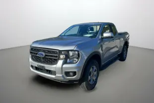 Ford Ranger gris iconic en 3/4 avant droit avec calandre noire et marchepieds latéraux visibles.