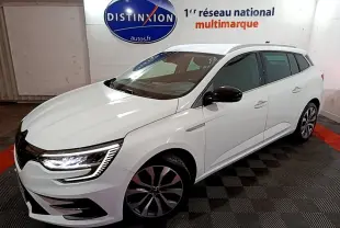 Renault Mégane Techno TCe 140 blanc vue 3/4 avant droit, feux LED allumés et jantes alliage distinctives.