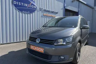 Volkswagen Touran gris 2012 en 3/4 avant droit, avec plaques occasion et jantes alliage noires.
