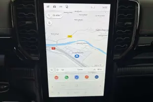 Écran tactile vertical du système GPS du Ford Ranger Wildtrak 2026, entouré de la console noire intérieure.
