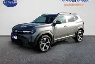 SUV Dacia Duster TCE MHEV 140ch gris schiste métal en 3/4 avant droit avec jantes bicolores et barres de toit.