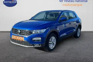 Volkswagen T-Roc bleu Ravenna métal en 3/4 avant droit sur fond neutre avec plaque occasion orange.