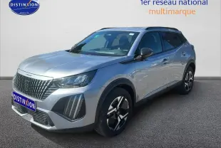Peugeot 2008 gris artense en 3/4 avant droit, avec calandre distinctive et jantes alu modernes.