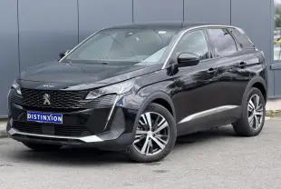 Peugeot 3008 Plug-in Hybrid noir Perla en 3/4 avant droit avec jantes alliage bi-ton et calandre distinctive.