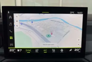 Écran tactile central du tableau de bord du Dacia Bigster affichant la navigation GPS et les commandes de climatisation.