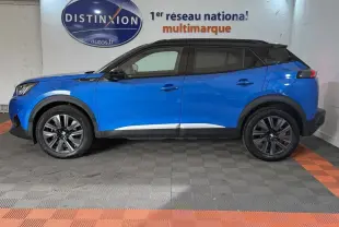 Peugeot 2008 Bleu GT Pack vue de profil côté gauche, toit noir contrastant et jantes alliage foncé.