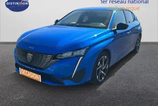 Peugeot 308 bleu clair vue 3/4 avant droit, avec calandre distinctive et jantes alliage 17 pouces.