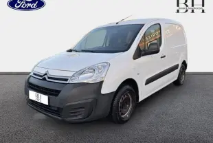 Citroën Berlingo blanc vue 3/4 avant droit, fourgonnette utilitaire avec pare-chocs noir et double portes arrière.