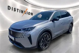 Peugeot 5008 Hybrid 145 allure e-dcs6 gris artense en 3/4 avant droit, jantes alu et calandre distinctive.