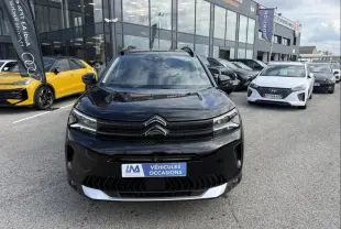 Citroën C5 Aircross noir métal vue de face, calandre distinctive avec logo double chevron et plaque "Véhicules Occasions".