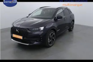 DS7 Crossback E-TENSE bleu encre métal en 3/4 avant droit, SUV hybride avec calandre distinctive DS et jantes noires.