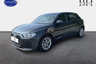 Audi A1 Sportback noir Mythic métallisé vue 3/4 avant droit avec jantes alu et calandre hexagonale distinctive