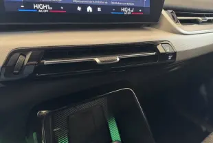 Détail de la ventilation et tableau de bord gris foncé du BMW X1 sDrive20i Business Design 2024.