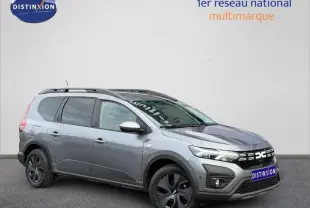 Vue 3/4 avant droit du Dacia Jogger gris schiste métallisé avec toit noir et jantes noires distinctives.