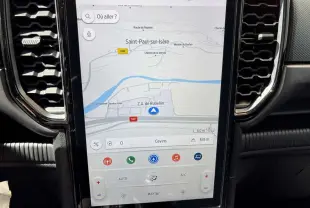 Écran tactile central vertical du Ford Ranger gris carbone 2026 affichant la navigation GPS et commandes climatisation.