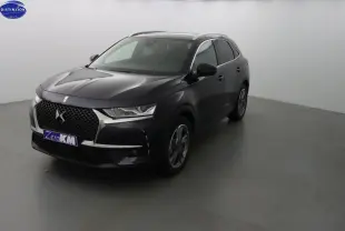 DS7 Crossback hybride rechargeable bleu encre métal vu en 3/4 avant droit avec calandre DS distinctive.