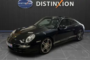 Porsche 911 Targa 997 Carrera 4S noir métallisé vue 3/4 avant avec jantes Turbo 19 pouces et bandeau latéral Porsche argenté.