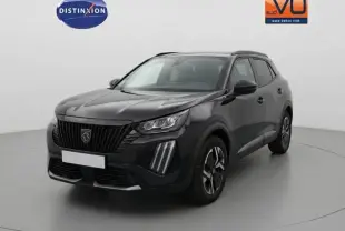 Peugeot 2008 Hybrid 136 Allure noir en 3/4 avant droit, avec barres de toit et jantes alliage 17 pouces visibles.