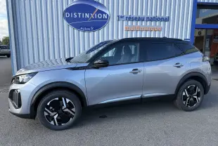 Peugeot 2008 Hybrid 145 GT gris Artense toit noir, vue de profil côté gauche, jantes alliage bicolores.