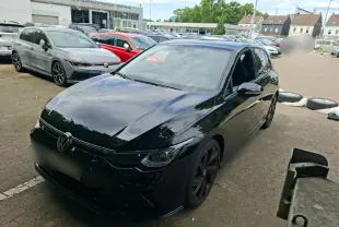 Volkswagen Golf 8 noire vue 3/4 avant droit avec jantes noires et calandre R-Line brillante