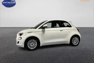 Profil droit d'une Fiat 500 électrique blanche 2024, avec jantes acier 15 pouces et lignes arrondies distinctives.