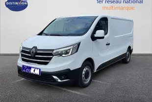Renault Trafic Fourgon blanc vu en 3/4 avant droit, avec calandre noire et phares LED modernes.