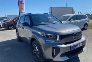Citroën C3 Aircross gris Mercury avec toit noir, vue 3/4 avant mettant en valeur ses phares LED et jantes diamantées.