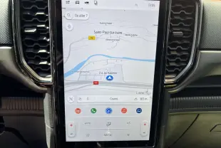 Écran tactile central vertical du Ford Ranger blanc glacier 2026 affichant la navigation GPS avec carte détaillée.