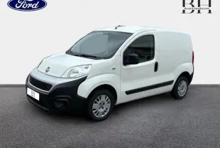 Fourgon FIAT Fiorino blanc vu en 3/4 avant droit, avec pare-chocs noir et porte latérale droite visible.