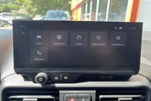 Écran tactile central du tableau de bord du Citroën Berlingo 2026, affichant les menus ADAS, Média et Téléphone.