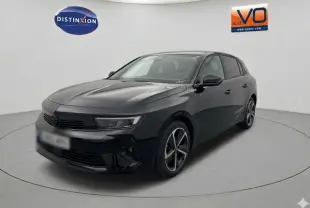 Opel Astra noire vue en 3/4 avant droit, avec jantes alliage 17 pouces et phares LED modernes.