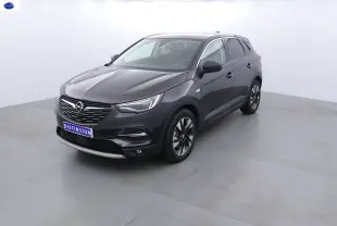 Opel Grandland X noir métal en vue 3/4 avant droit, mettant en valeur ses jantes bicolores et ses phares LED.