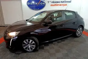 Peugeot 208 noire vue de profil côté gauche, phare avant allumé, dans un showroom intérieur.