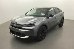 Vue 3/4 avant d'une Citroën C4 hybride 2025 gris Mercury avec jantes noires et signature lumineuse LED distinctive.