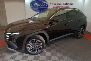 Vue 3/4 avant droit du Hyundai Tucson 1.6 Hybrid 239 Creative noir brillant avec jantes alliage au design moderne.