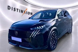 Peugeot 5008 Hybrid 145 GT noir en 3/4 avant droit, avec calandre noire et feux LED distinctifs.