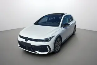 Volkswagen Golf blanc oryx vue 3/4 avant droit avec toit ouvrant panoramique noir et jantes alu 18 pouces.
